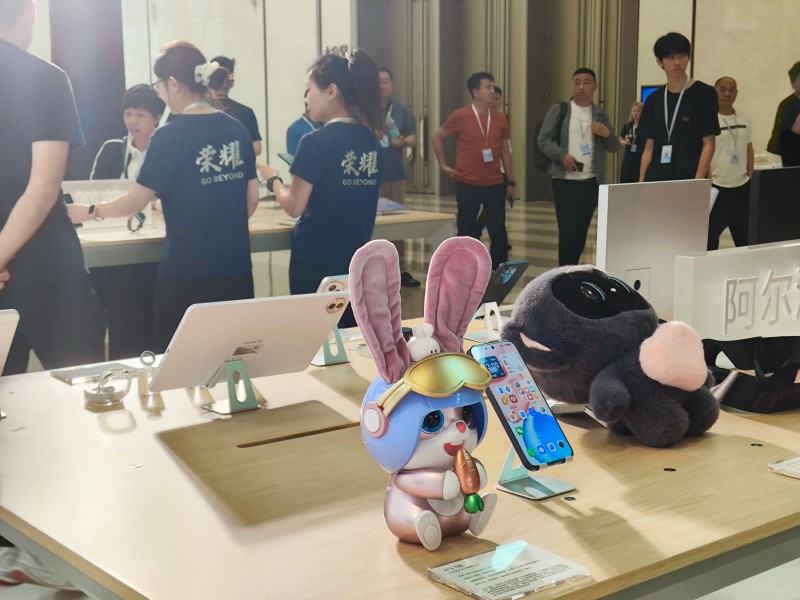 LETOU乐投文化 AI 飞飞兔参展荣耀渠道峰会：智能玩具破圈，开启跨行业创新新可能